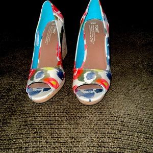 Tom’s sandal wedges